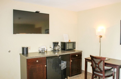 Kelleys Island Hotel | Glacier Suite at Kelley's Island Venture Resort