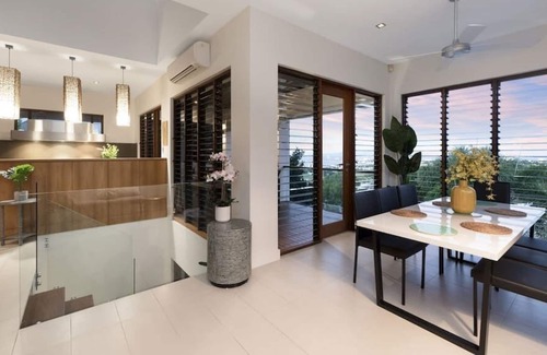 Castle Hill House | Glamis Lodge Summary: