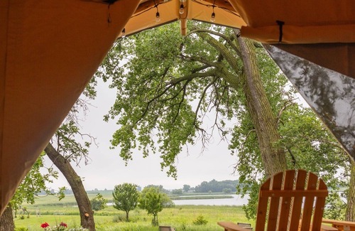 Currie Cabin | Glamp and Uncork at Painted Prairie Vineyard