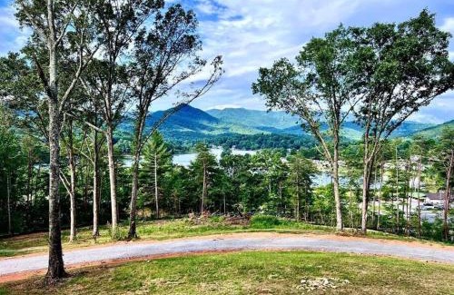 Hiawassee House | Glamp House Lake and Mountain Views Hot Tub