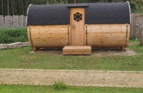 Fredersdorf Cabin | Glamping in a heated camping barrel at Leo's Farm