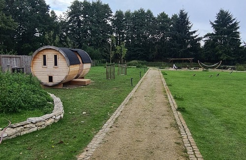 Fredersdorf Cabin | Glamping in a heated camping barrel at Leo's Farm