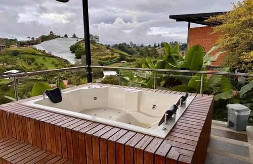 El Penol Ski Chalet | GLAMPING WITH POOL AND JACUZZI AT GUATAPE