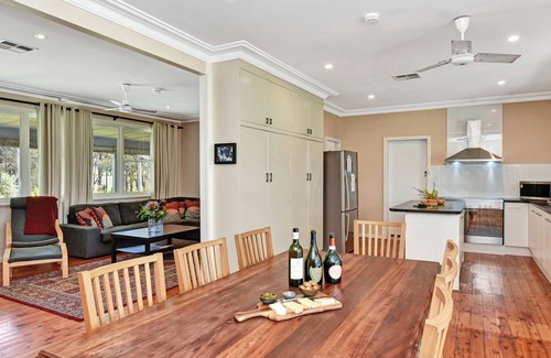 Pokolbin House | Glandore Vineyard Homestead. Home to a Onsite Cellar Door