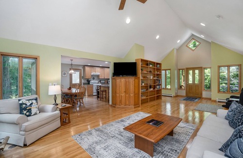 Glen Arbor House | Glen Arbor Getaway Brand New Air Conditioning! Dog Friendly!