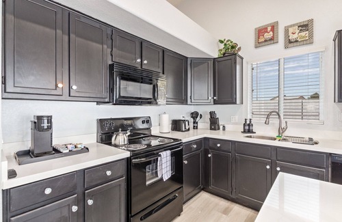 La Buena Vida House | Glendale! Unbeatable Access to State Farm Stadium & Westgate's Best Attractions!