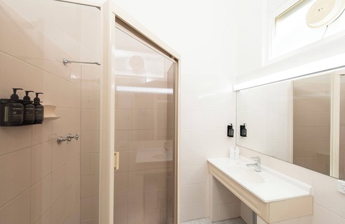 Glenelg North Hotel | Glenelg Motel