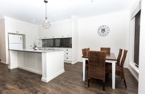 Wagga Wagga House | Glen’s Inner City Escape - CBD Central