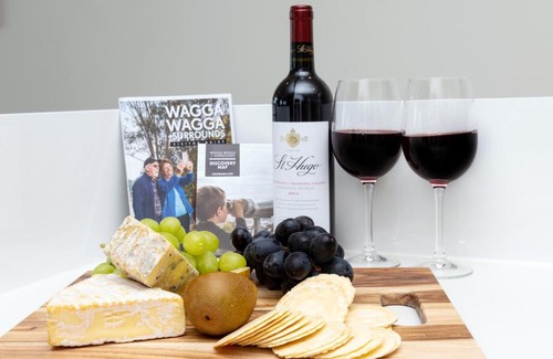 Wagga Wagga House | Glen’s Inner City Escape - CBD Central