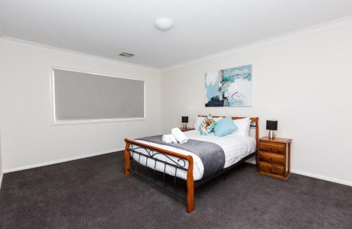 Wagga Wagga House | Glen’s Inner City Escape - CBD Central