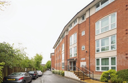 Hatfield Apartment | Global Boutique 2-bed apart in beautiful leafy area WiFi/free Parking near Stat