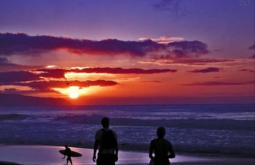 Kahuku House | Glorious Beachfront High End Villa grass to sand