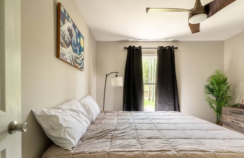 Howard House | Glorious but Comfy Modern Apple Valley Lakehouse with Hot Tub & Firepit