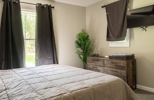 Howard House | Glorious but Comfy Modern Apple Valley Lakehouse with Hot Tub & Firepit