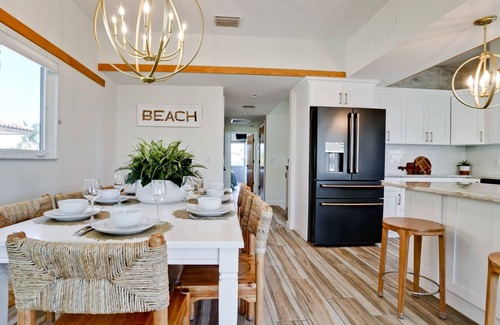 Ilexhurst House | GLORIOUS DAZE Beach House POOL! SPA! GOLFCART! ELEVATOR! PUTTING GREEN!