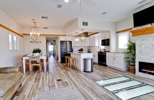 Ilexhurst House | GLORIOUS DAZE Beach House POOL! SPA! GOLFCART! ELEVATOR! PUTTING GREEN!