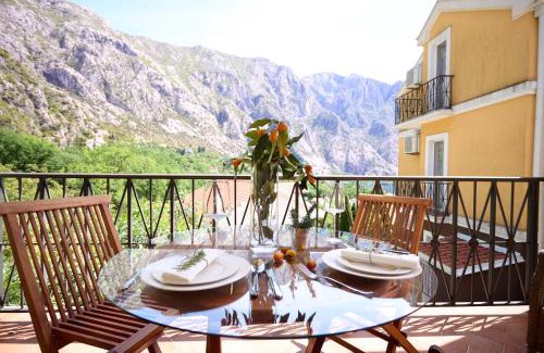 Orahovac Apartment | GН Apartmani with Mountains view