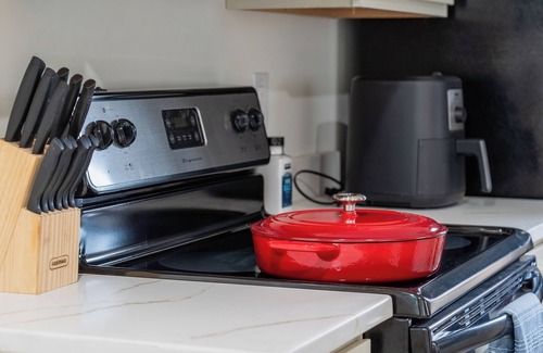 Upper Arlington House | Go Buckeyes!Stylish 3-Level Haven Near OSU,PS5,Skylight, Tailgate-Ready Backyard