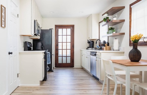 Upper Arlington House | Go Buckeyes!Stylish 3-Level Haven Near OSU,PS5,Skylight, Tailgate-Ready Backyard