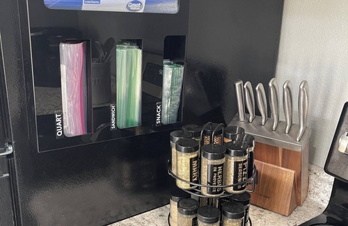 Lake Forest Estates House | Goforth into Nature, a charming 1-bdrm home in the quiet Bloomsdale countryside.