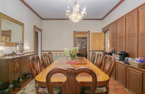 Newaygo Apartment | Gold Room at Newaygo Bed & Breakfast