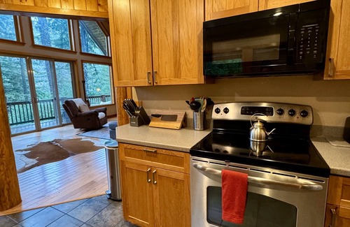 Crescent City House | Golden Grove On the River! Amazing home above the Smith River.