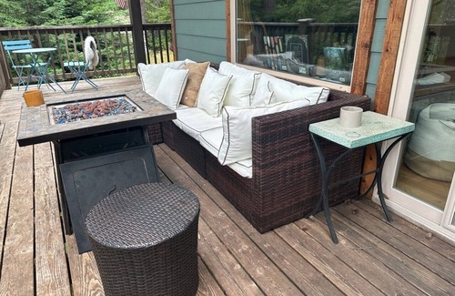 Crescent City House | Golden Grove On the River! Amazing home above the Smith River.