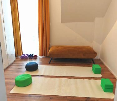 Hoffenheim Apartment | Golden Home with Barbecue, Yoga, Football Table