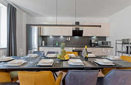 Hoffenheim Apartment | Golden Home with Barbecue, Yoga, Football Table
