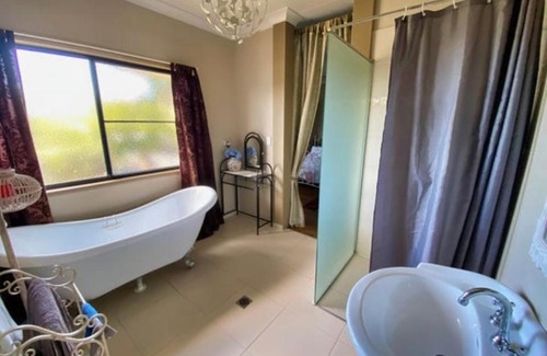 Sarina Bed & Breakfast | Golden Lace