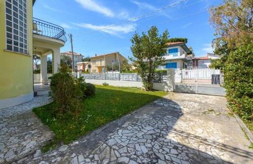 Lido di Camaiore House | Golden Luxe - Roman Luxury Villa in the Sea