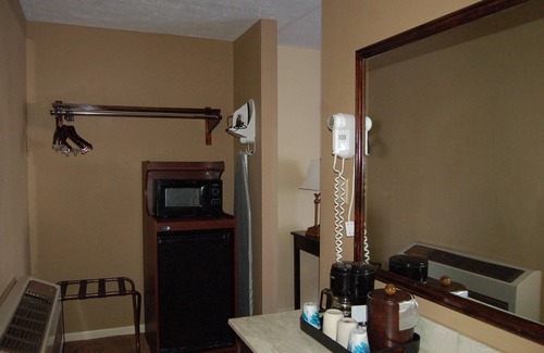 Muldraugh Hotel | Golden Manor Inn & Suites