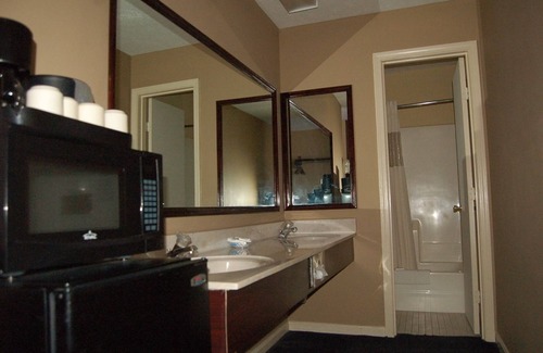 Muldraugh Hotel | Golden Manor Inn & Suites