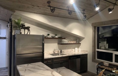 Ennis Apartment | Golden Views In Every Direction!