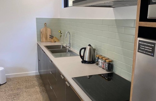 Bright Apartment | Goldfield Holiday Units