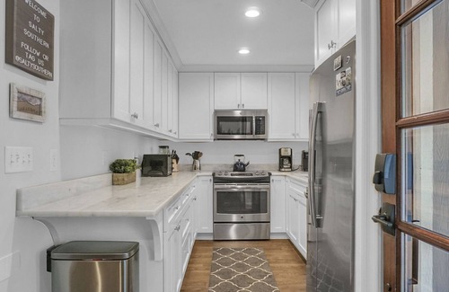 Twin Oaks House | Golf Cart INCLUDED-4 bedroom w 3 Bathrooms -3 min walk to beach & restaurants