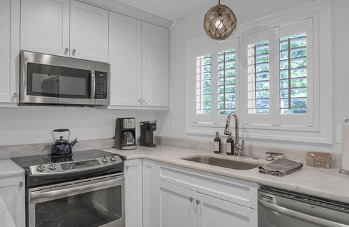 Twin Oaks House | Golf Cart INCLUDED-4 bedroom w 3 Bathrooms -3 min walk to beach & restaurants