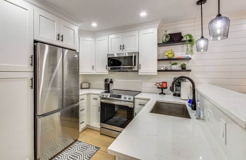 Salem Condo | Golf Course View: Modern Keowee Key Condo!