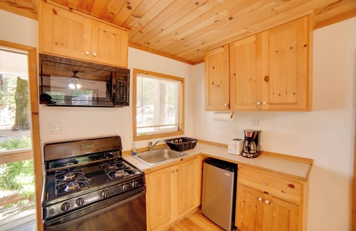 Cobb Cottage | Golf, Hike, Sip Wine: Cobb Mountain Cabin w/Patio