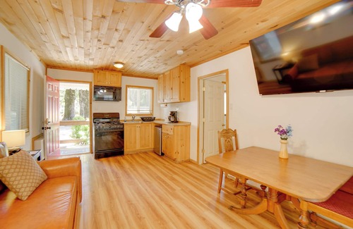 Cobb Cottage | Golf, Hike, Sip Wine: Cobb Mountain Cabin w/Patio
