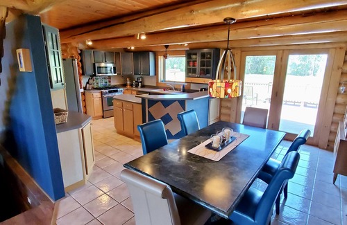 Warmsprings House | Golfcourse Getaway - Spacious and Relaxing Log Home