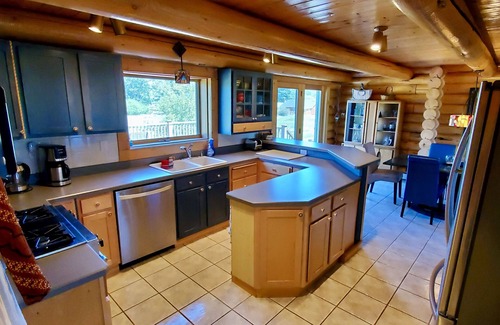 Warmsprings House | Golfcourse Getaway - Spacious and Relaxing Log Home