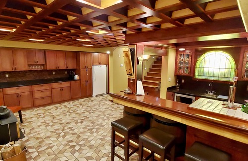 Warmsprings House | Golfcourse Getaway - Spacious and Relaxing Log Home