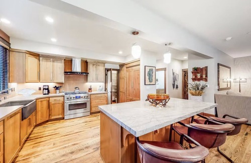 South Lake Tahoe Villa | Gondola Vista 6 Bedroom Villa w/EV Charger