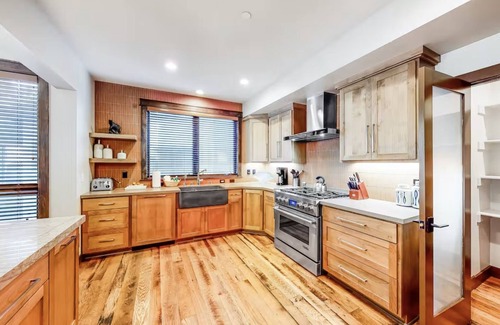 South Lake Tahoe Villa | Gondola Vista 6 Bedroom Villa w/EV Charger