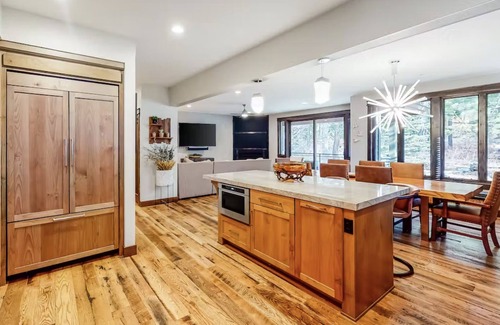 South Lake Tahoe Villa | Gondola Vista 6 Bedroom Villa w/EV Charger