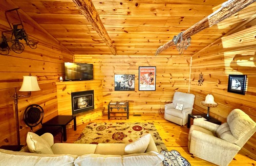 Mountain View Cabin | Gone With The Wind #47 New cabin to VRBO walking distance from courthouse square