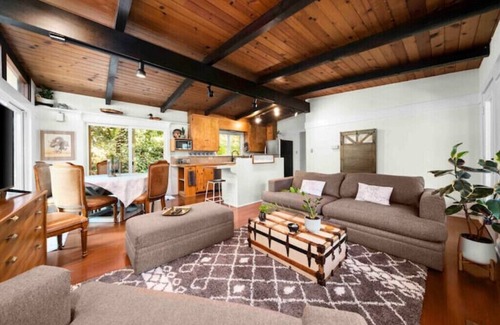 Auburn House | Good Vibes Bungalow with Hot Tub