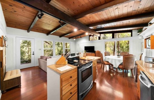 Auburn House | Good Vibes Bungalow with Hot Tub