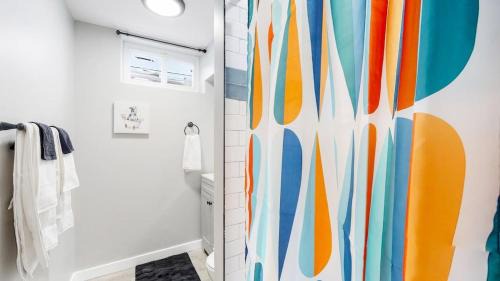 Twin Lakes House | Gorgeous 2-King-Bed Lower Unit in Denver